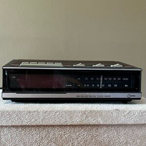 Cosmo Vintage Black/Brown AM-FM LED Digital Clock Radio.